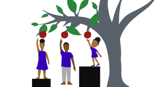 Un femme, un homme et une enfant attrapent une pomme dans un arbre. La femme et l'enfant trop petite montent sur une marche pour être à la bonne hauteur.