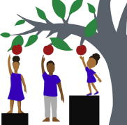 Un femme, un homme et une enfant attrapent une pomme dans un arbre. La femme et l'enfant trop petites montent sur une marche pour &ecirc;tre &agrave; la bonne hauteur.