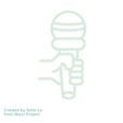 Une main tient un microphone